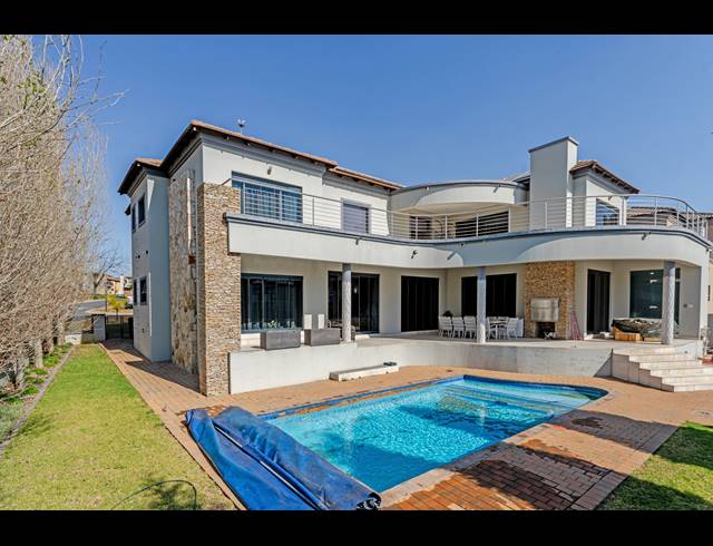 5 BEDROOM HOUSE FOR SALE IN BLUE VALLEY GOLF ESTATE